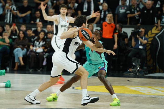 October 2, 2026, Zeytinburnu, Istanbul, Turkey: UMOJA GIBSON (R) of Barcelona in action against BERK UGURLU (L) of Besiktas during the EuroLeague Basketball match between Besiktas vs Barcelona in Istanbul, Turkey on October 2,Ã‚ 2026. Zeytinburnu Turkey - ZUMAu194 20261002_zip_u194_014 Copyright: xTolgaxUluturkx