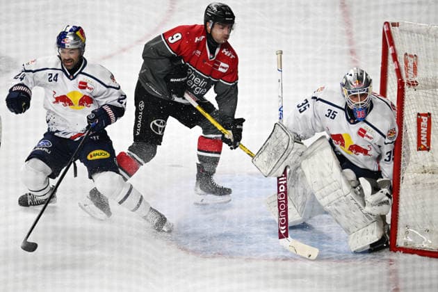 0210 2026, xophax, KEC, Ice Hockey, Haie Lanxess Arena: Kölner Haie vs. EHC Red Bull Munich. From left to right: Ryan Murphy (Munich), Maximillian Kammerer (KEC), Goaltender Matthias Niederberger (Munich), Cologne