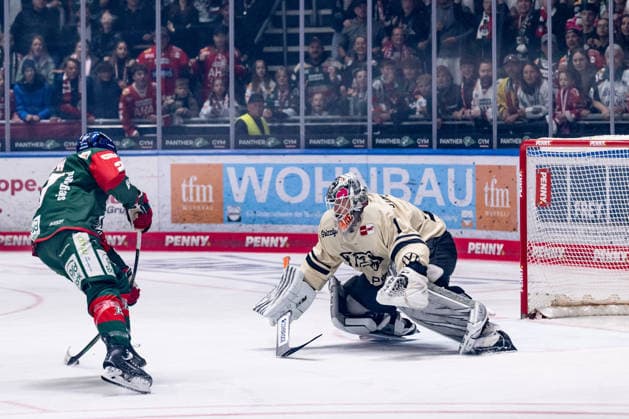 Kyle Mayhew of the Augsburger Panther, 27, scoring the goal to make it 2–1 against goalie Dustin Strahlmeier of the Grizzlys Wolfsburg, 01 GER, Augsburger Panther vs. Grizzlys Wolfsburg, ice hockey, DEL, 2026–2027 season, Matchday 4, October 2, 2026 Photo: HMB Media, Heike Feiner Copyright: HMBxMedia HeikexFeiner