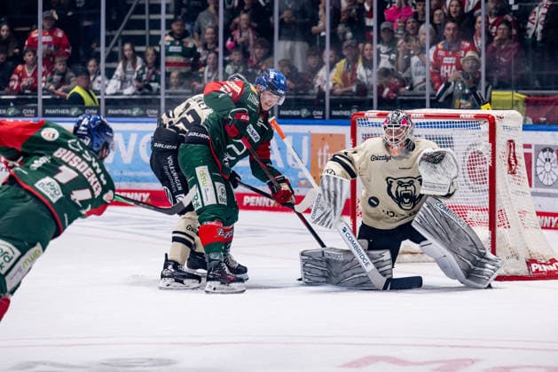 Dustin Strahlmeier, goaltender for the Grizzlys Wolfsburg (No. 01), anticipates a shot from Donald D. J. Busdeker of the Augsburger Panther (No. 14) in front of the net, while Madison Bowey of the Grizzlys Wolfsburg (No. 22) faces off against Philipp Krauss of the Augsburger Panther (No. 20), GER, Augsburger Panther vs. Grizzlys Wolfsburg, ice hockey, DEL, 2026–2027 season, Matchday 4, October 2, 2026. Photo: HMB Media, Heike Feiner Copyright: HMBxMedia HeikexFeiner