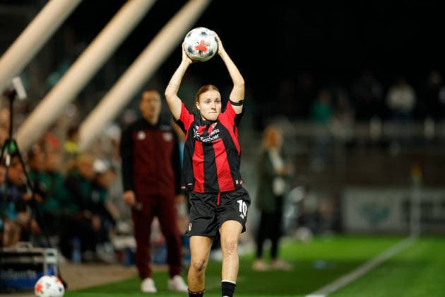 Soccer I Women s I 2026–2027 Season I Bundesliga I Bayer 04 Leverkusen vs. Werder Bremen I October 2, 2026 Estrella Merino Gonzalez 10, Bayer 04 Leverkusen takes a throw-in at the Ulrich Haberland Stadium in Leverkusen, North Rhine-Westphalia, Germany Copyright: xLobeca CedricxSiefkerx