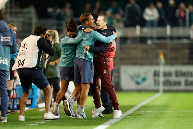 Soccer I Women s I 2026–2027 Season I Bundesliga I Bayer 04 Leverkusen vs. Werder Bremen I October 2, 2026 Roberto Pätzold, Coach, Bayer 04 Leverkusen Celebrates with the Entire Team After the Victory Emotions Leverkusen Ulrich Haberland Stadium North Rhine-Westphalia Germany Copyright: xLobeca CedricxSiefkerx