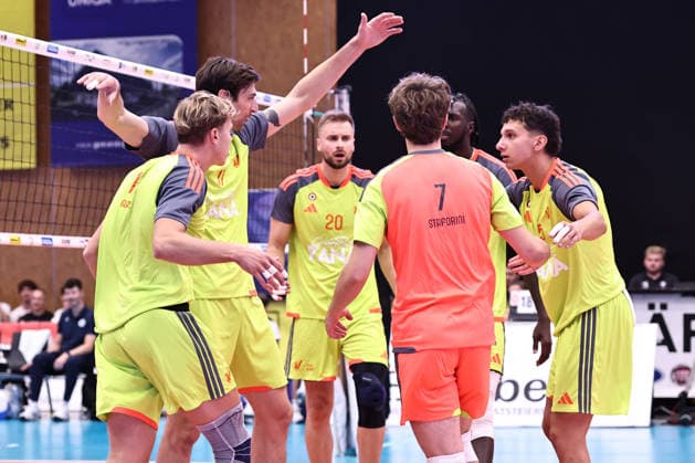 VOLLEYBALL - Coppa Pallavolo Senza Confini HARTBERG,AUSTRIA,02.OCT.26 - VOLLEYBALL - Coppa Pallavolo Senza Confini, VfB Friedrichshafen vs Verona Volley. Image shows the rejoicing of Verona.  GEPAxpictures xChrisxBauer