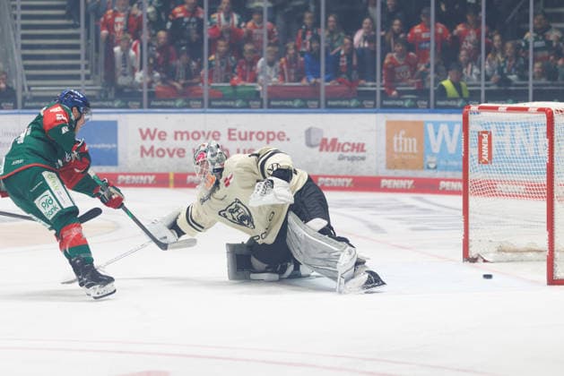 Kyle Mayhew (27), Augsburg Panthers, and Dustin Strahlmeier (1), Wolfsburg Grizzlys, score the 2-1 goal in the game between the Augsburg Panthers and the Wolfsburg Grizzlys, ice hockey, men s, DEL, 2026–2027, Matchday 5 on October 2, 2026, in Augsburg, Curt Frenzel Stadium, Bavaria, Germany