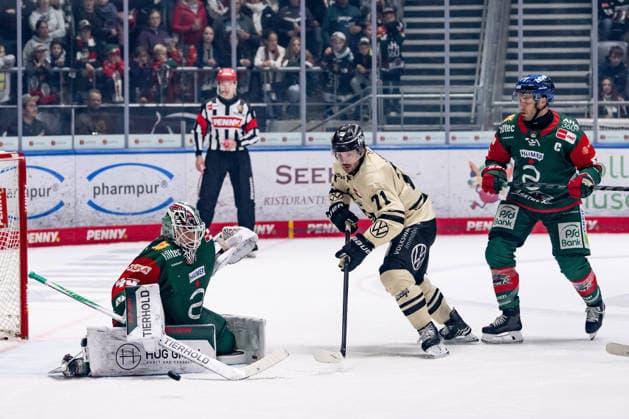 Justin Feser of the Grizzlys Wolfsburg, 71, misses a shot against Tobias Ancicka, goaltender for the Augsburger Panther, 45, with Ryan Button of the Augsburger Panther, 55 (GER), behind him, Augsburger Panther vs. Grizzlys Wolfsburg, ice hockey, DEL, 2026–2027 season, Matchday 4, October 2, 2026. Photo: HMB Media, Franz Feiner Copyright: HMBxMedia FranzxFeiner