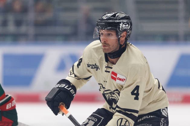 Keaton Thompson 4, Grizzlys Wolfsburg during the game between the Augsburger Panther and the Grizzlys Wolfsburg, ice hockey, men s, DEL, 2026–2027, Matchday 5 on October 2, 2026, in Augsburg, Curt Frenzel Stadium, Bavaria, Germany