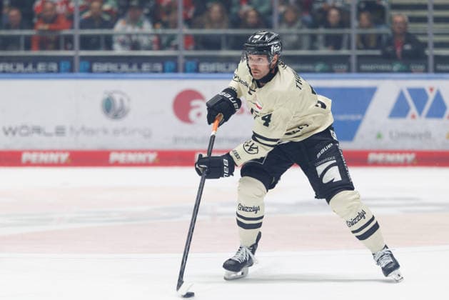 Keaton Thompson 4, Grizzlys Wolfsburg during the game between the Augsburger Panther and the Grizzlys Wolfsburg, ice hockey, men s, DEL, 2026–2027, Matchday 5 on October 2, 2026, in Augsburg, Curt Frenzel Stadium, Bavaria, Germany