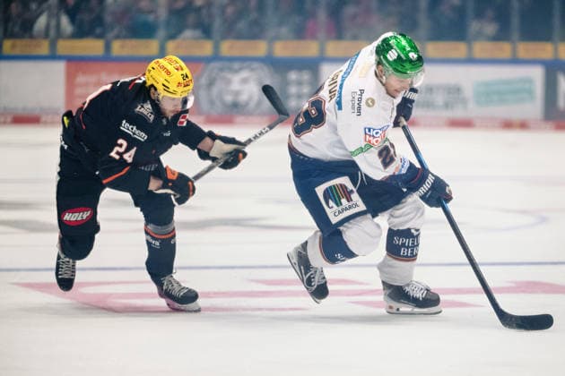 Philipp Bidoul, Loewen Frankfurt, 24; Rihards Griva, Eisbären Berlin, 23 (GER); Loewen Frankfurt vs. Eisbären Berlin, Ice Hockey, PENNY DEL, Matchday 5, 2026–2027 Season, October 2, 2026 GER, Loewen Frankfurt vs. Eisbaeren Berlin, Ice Hockey, PENNY DEL, Matchday 5, 2026–2027 Season, October 2, 2026 Frankfurt am Main Copyright: xEibner-Pressefoto AttilaxZigax EP_AZA