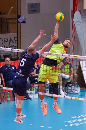 VOLLEYBALL - Coppa Pallavolo Senza Confini HARTBERG,AUSTRIA,02.OCT.26 - VOLLEYBALL - Coppa Pallavolo Senza Confini, VfB Friedrichshafen vs Verona Volley. Image shows Sam Flowerday (Friedrichshafen) and Paul Buchegger (Verona).  GEPAxpictures xChrisxBauer