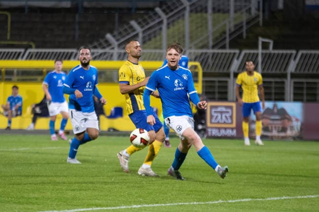 Saxony Cup Soccer, 1 FC Lok Leipzig vs. SV Liebertwolkwitz, October 2, 2026, Felix Strebe 10, SV Liebertwolkwitz clears the ball in front of Djamal Ziane 13, Lok Leipzig Soccer, Wernesgrüner Saxony Cup 2026–2027, Round 3: 1 FC Lok Leipzig vs. SV Liebertwolkwitz on October 2, 2026, at Bruno Plache Stadium, Leipzig Copyright: xBEAUTIFULxSPORTS JanxKaeferx