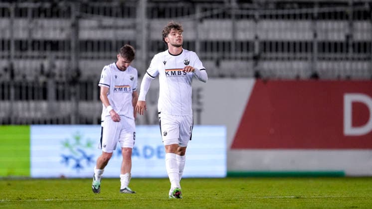 From left: Niklas Tarnat (SVS), 6, Maximilian Wagner SVS, 9, player from SV Sandhausen SVS, looking disappointed, disappointment, frustration, pessimistic, after conceding the goal to make it 1–1, action, game scene, October 2, 2026, Sandhausen, Germany, soccer, Regionalliga Southwest, SV Sandhausen 1 FC Kaiserslautern II xozx