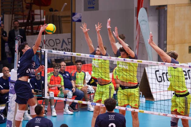 VOLLEYBALL - Coppa Pallavolo Senza Confini HARTBERG,AUSTRIA,02.OCT.26 - VOLLEYBALL - Coppa Pallavolo Senza Confini, VfB Friedrichshafen vs Verona Volley. Image shows German Gomez (Friedrichshafen), Paul Buchegger and Lukas Glatz (Verona).  GEPAxpictures xChrisxBauer