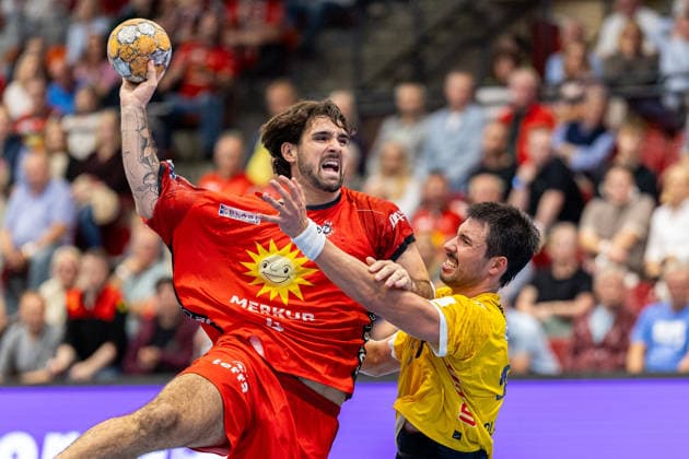 L R Max Santos (TuS N Luebbecke), 04, in a one-on-one battle with Nejc Planinsek (HSC 2000 Coburg), 17, GER, TuS N Luebbecke vs. HSC 2000 Coburg, Handball, 2nd Bundesliga, Matchday 6, 2026–2027 season, October 2, 2026 GER, TuS N Luebbecke vs. HSC 2000 Coburg, Handball, 2nd Bundesliga, Matchday 6, 2026–2027 season, October 2, 2026 Luebbecke Copyright: xEibner-Pressefoto JanxRollingerx EP_JSK
