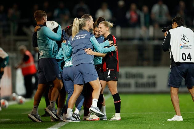 Soccer I Women s I 2026–2027 Season I Bundesliga I Bayer 04 Leverkusen vs. Werder Bremen I October 2, 2026 Cornelia Kramer 7, Bayer 04 Leverkusen (women) celebrates the victory with the coaching staff at Ulrich Haberland Stadium in Leverkusen, North Rhine-Westphalia, Germany Copyright: xLobeca CedricxSiefkerx
