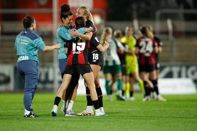 Soccer I Women s I 2026–2027 Season I Bundesliga I Bayer 04 Leverkusen vs. Werder Bremen I October 2, 2026 Lobke Loonen 18, Bayer 04 Leverkusen and Loreen Bender, 19, of Bayer 04 Leverkusen celebrate the victory together with the coaching staff. Leverkusen, Ulrich Haberland Stadium, North Rhine-Westphalia, Germany Copyright: xLobeca CedricxSiefkerx