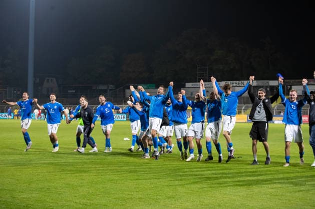 Saxony Cup Soccer Match, 1 FC Lok Leipzig vs. SV Liebertwolkwitz, October 2, 2026. The SV Liebertwolkwitz team is celebrated by the fans for a spirited performance—joy, excitement, underdog soccer, Wernesgrüner Saxony Cup 2026–2027, Round 3: 1 FC Lok Leipzig vs. SV Liebertwolkwitz on October 2, 2026, at Bruno Plache Stadium, Leipzig Copyright: xBEAUTIFULxSPORTS JanxKaeferx