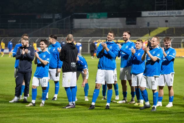 Soccer: Saxony Cup, 1 FC Lok Leipzig vs. SV Liebertwolkwitz, October 2, 2026. The SV Liebertwolkwitz team applauds its fans for their great support. Soccer: Wernesgrüner Saxony Cup 2026–2027, Round 3: 1 FC Lok Leipzig vs. SV Liebertwolkwitz on October 2, 2026, at Bruno Plache Stadium, Leipzig Copyright: xBEAUTIFULxSPORTS JanxKaeferx