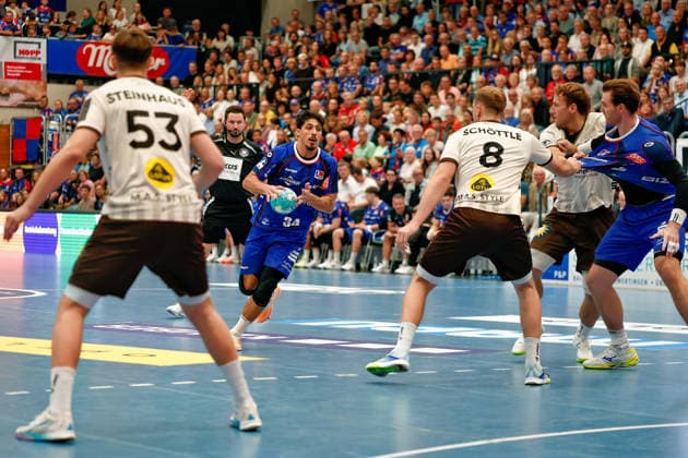 Yonatan Dayan, HBW Balingen Weilstetten, 34 (front right), Nico Schoettle, Bergischer HC, 08 , , GER, HBW Balingen Weilstetten vs. Bergischer HC, Handball, Opel Handball Bundesliga, Matchday 7, 2026–2027 season, October 2, 2026, GER, HBW Balingen Weilstetten vs. Bergischer HC, Handball, Opel Handball Bundesliga, Matchday 7, 2026–2027 season, October 2, 2026, Balingen Copyright: xEibner-Pressefoto KirstenxJaegerx