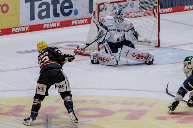 PENNY DEL Löwen Frankfurt vs. Eisbären Berlin, October 2, 2026. Maksim Matushkin (Löwen Frankfurt, 52) shoots the puck toward the goal, but Jonas Neffin (Eisbären Berlin, 75) is ready. Löwen Frankfurt vs. Eisbären Berlin, Frankfurt, NIX Ice Arena, October 2, 2026 Copyright: xBEAUTIFULxSPORTS Gawlikx