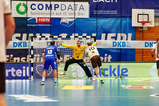Merlin Fuss (HBW Balingen Weilstetten), 13; Magnus Bierfreund (HBW Balingen Weilstetten), 16; and Fynn Hangstein (Bergischer HC), 10 on the 7-meter line, GER, HBW Balingen Weilstetten vs. Bergischer HC, Handball, Opel Handball Bundesliga, Matchday 7, 2026–2027 season, October 2, 2026, GER, HBW Balingen Weilstetten vs. Bergischer HC, Handball, Opel Handball Bundesliga, Matchday 7, 2026–2027 season, October 2, 2026, Balingen Copyright: xEibner-Pressefoto KirstenxJaegerx