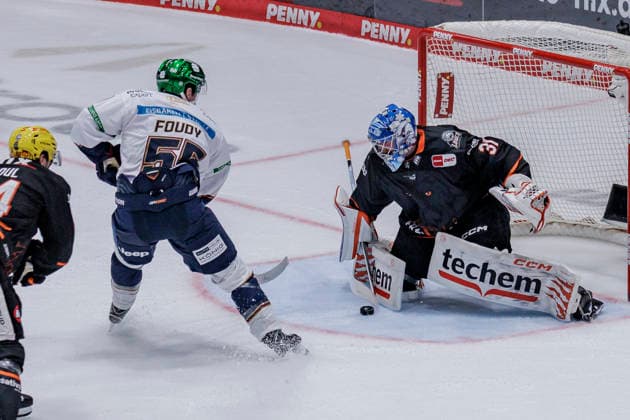 PENNY DEL Löwen Frankfurt vs. Eisbären Berlin, October 2, 2026 Adam Scheel (Löwen Frankfurt, 31) blocks a shot on goal by Jean Luc Foudy (Eisbären Berlin, 55), Löwen Frankfurt vs. Eisbären Berlin, Frankfurt, NIX Ice Arena, October 2, 2026 Copyright: xBEAUTIFULxSPORTS Gawlikx