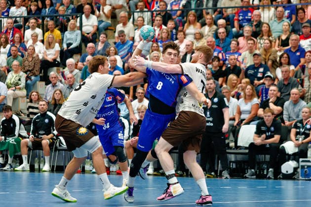 Head-to-head, duel, fight, tackle, duel, duel, fight, tackle Tom Bergner (Bergischer HC, 28), Magnus Grupe (HBW Balingen Weilstetten, 08), and Johannes Wasielewski (Bergischer HC, 77), GER, HBW Balingen Weilstetten vs. Bergischer HC, Handball, Opel Handball Bundesliga, Matchday 7, 2026–2027 season, October 2, 2026 GER, HBW Balingen Weilstetten vs. Bergischer HC, Handball, Opel Handball Bundesliga, Matchday 7, 2026–2027 season, October 2, 2026 Balingen Copyright: xEibner-Pressefoto KirstenxJaegerx