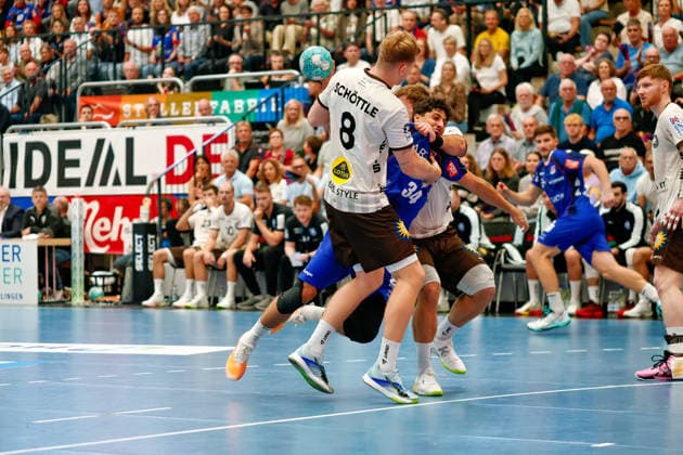 Nico Schoettle, Bergischer HC, 08, and Yonatan Dayan, HBW Balingen Weilstetten, 34, GER, HBW Balingen Weilstetten vs. Bergischer HC, Handball, Opel Handball Bundesliga, Matchday 7, 2026–2027 Season, October 2, 2026, GER, HBW Balingen Weilstetten vs. Bergischer HC, Handball, Opel Handball Bundesliga, Matchday 7, 2026–2027 season, October 2, 2026, Balingen Copyright: xEibner-Pressefoto KirstenxJaegerx