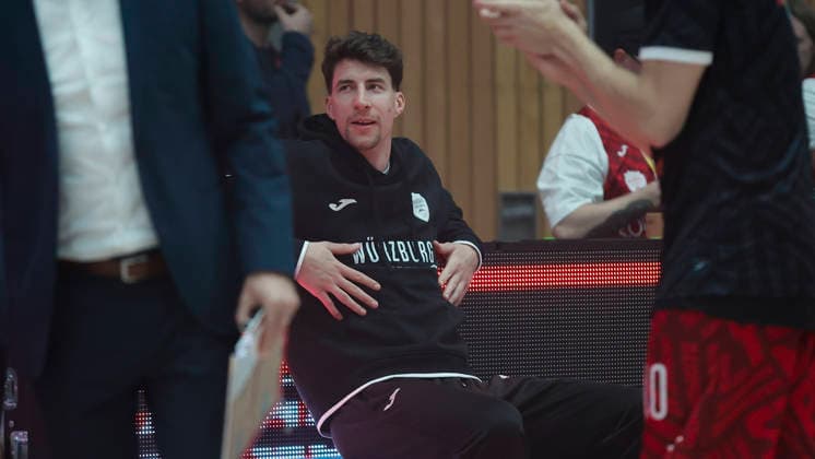 Pictured: The injured Alen Pjanic of the Würzburg Baskets, 35, before the start of the game on October 2, 2026, Fitness First Würzburg Baskets vs. Telekom Baskets Bonn, easyCredit BBL, Matchday 4, Germany, 97072, tectake Arena Würzburg, Copyright: HMBxMedia xJulienxBecker
