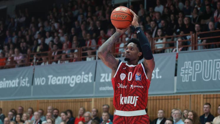 Pictured: Eddie Colbert III of the Würzburg Baskets, scoring a three-pointer on October 2, 2026, in the game between Fitness First Würzburg Baskets and Telekom Baskets Bonn, easyCredit BBL, Matchday 4, Germany, 97072, tectake Arena Würzburg, Copyright: HMBxMedia xJulienxBecker