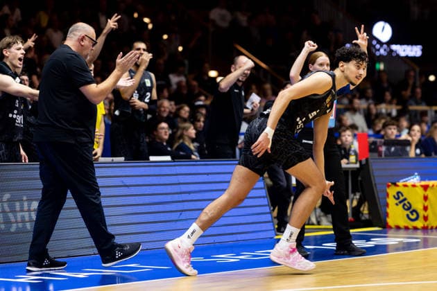 HAKRO Merlins Crailsheim Tigers Tübingen, Men s, 2nd Bundesliga, Barmer 2 Basketball Bundesliga, Pro A, Matchday 2, 2026–2027 Season, October 2, 2026: Nico Santana Mojica of the Tigers Tübingen, No. 10, celebrates after making a three-pointer; the Tigers bench behind him joins in the celebration