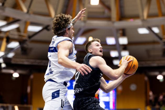 HAKRO Merlins Crailsheim vs. Tübingen, Men s, 2nd Bundesliga, Barmer 2 Basketball Bundesliga, Pro A, Matchday 2, 2026–2027 Season, October 2, 2026: Isaac Haney of the Tigers Tübingen scores 11 points under the basket against Booker Coplin of the HAKRO Merlins Crailsheim, 6