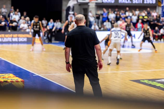HAKRO Merlins Crailsheim Tigers Tübingen, Men s Team, 2nd Bundesliga, Barmer 2 Basketball Bundesliga, Pro A, Matchday 2, 2026–2027 Season, February 10, 2026: Felix Banobre, Head Coach of the Tigers Tübingen, on the sidelines