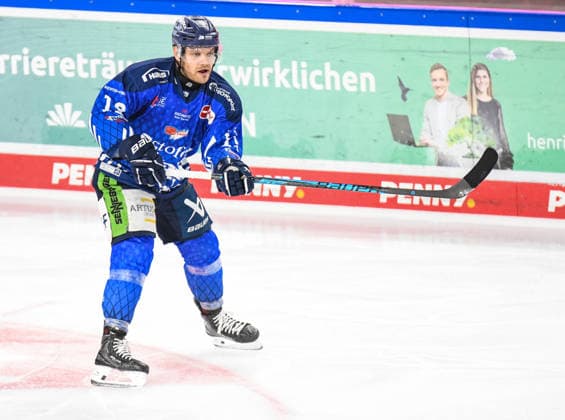 Straubing Tigers vs. Pinguins Bremerhaven, Ice Hockey, German Ice Hockey League, Penny DEL, Matchday 5, 2026–2027 Season, October 2, 2026, Tim Brunnhuber, Straubing Tigers, Men s Ice Hockey, German Ice Hockey League, Penny DEL, Matchday 5, 2026–2027 Season on October 2, 2026, at the Eisstadion am Pulverturm, Straubing Tigers (blue) vs. Pinguins Bremerhaven (white)