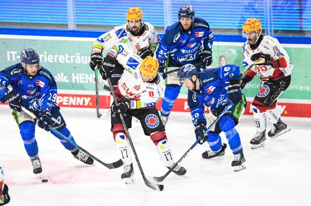Straubing Tigers vs. Pinguins Bremerhaven, Ice Hockey, German Ice Hockey League, Penny DEL, Matchday 5, 2026–2027 Season, October 2, 2026: Tyler Madden of the Straubing Tigers battles for the puck with Ludwig Bystroem of the Pinguins Bremerhaven, Men’s Ice Hockey, German Ice Hockey League, Penny DEL, Matchday 5, 2026–2027 Season on October 2, 2026, at the Eisstadion am Pulverturm, Straubing Tigers (blue) vs. Pinguins Bremerhaven (white)