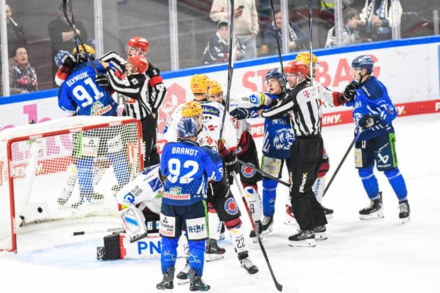 Straubing Tigers vs. Pinguins Bremerhaven, Ice Hockey, German Ice Hockey League, Penny DEL, Matchday 5, 2026–2027 Season, October 2, 2026: Hudson Elynuik of the Straubing Tigers in a scuffle with Christian Wejse of the Pinguins Bremerhaven, Men’s Ice Hockey, German Ice Hockey League, Penny DEL, Matchday 5, 2026–2027 Season on October 2, 2026, at the Eisstadion am Pulverturm, Straubing Tigers (blue) vs. Pinguins Bremerhaven (white)
