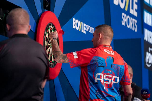 2026 BOYLE Sports World Grand Prix Nathan Aspinall retrieves his darts during the 2026 Boyle Sports World Grand Prix Quarter-Finals at Mattioli Arena, Leicester, United Kingdom on 2 October 2026 Credit: Alex Young Every Second Media Editorial use only. All images are copyright Every Second Media Limited. No images may be reproduced without prior permission. Copyright: xIMAGO EveryxSecondxMediax ESM-2197-0021 AlexxYoungx xEveryxSecondxMediax