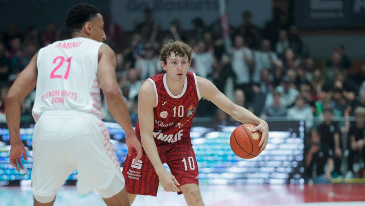 Pictured from left: Joel Aminu of Telekom Baskets Bonn, 21, against Calvin Wishart of Wuerzburg Baskets, 10, with the ball, October 2, 2026, Fitness First Würzburg Baskets vs. Telekom Baskets Bonn, easyCredit BBL, Matchday 4, Germany, 97072, tectake Arena Würzburg, Copyright: HMBxMedia xJulienxBecker