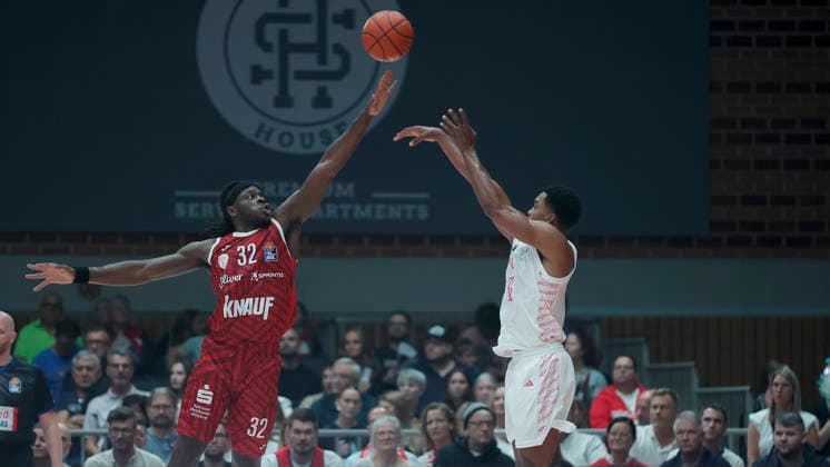 Pictured, from left: Charles Thompson of the Würzburg Baskets (32) against Marcus Foster of the Telekom Baskets Bonn (0) on a three-point shot, October 2, 2026, Fitness First Würzburg Baskets vs. Telekom Baskets Bonn, easyCredit BBL, Matchday 4, Germany, 97072, tectake Arena Würzburg, Copyright: HMBxMedia xJulienxBecker