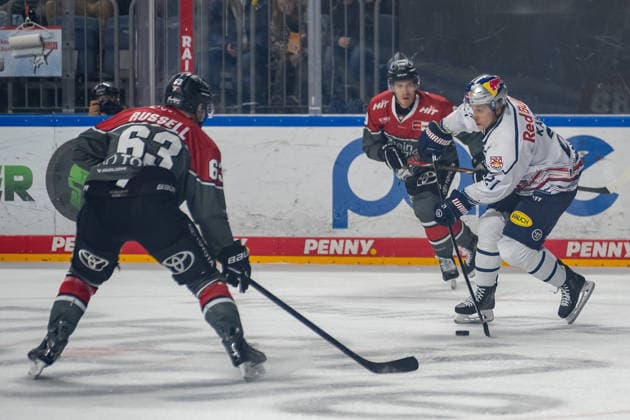 Patrick Russell of the Cologne Sharks, 63, is unable to stop the cross-ice pass from Dominik Kahun of EHC Red Bull Munich, 21. Cologne Sharks vs. EHC Red Bull Munich, Ice Hockey, Penny DEL, Matchday 5, 2026–2027 Season, October 2, 2026, Cologne Sharks vs. EHC Red Bull Munich, Ice Hockey, Penny DEL, Matchday 5, 2026–2027 Season, October 2, 2026, Cologne Copyright: xEibner-Pressefoto ThomasxHaeslerx EP_THR