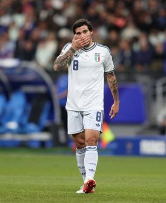UEFA Nations League - France v Italy PARIS, FRANCE, OCTOBER 02: Sandro Tonali of Italy national team, Nationalteam looks disappointed & dejected during The UEFA Nations League Group Stage match in Group A1 between France v Italy at Stade de France Stadium, Paris France, on October 02. (Photo by Daniel Weir) Paris Stade de France FRANCE Copyright: xDanielxWeir SportsxPressxPhotox Sportspressphoto_SPR243904