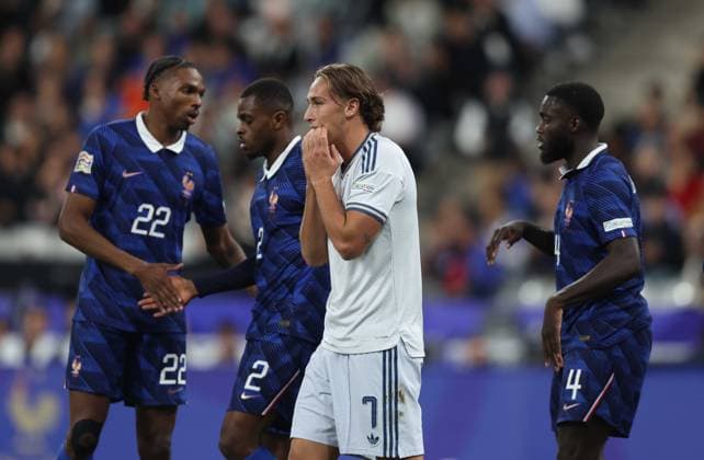 UEFA Nations League - France v Italy PARIS, FRANCE, OCTOBER 02: Pio Esposito of Italy national team, Nationalteam looks disappointed & dejected during The UEFA Nations League Group Stage match in Group A1 between France v Italy at Stade de France Stadium, Paris France, on October 02. (Photo by Daniel Weir) Paris Stade de France FRANCE Copyright: xDanielxWeir SportsxPressxPhotox Sportspressphoto_SPR243905