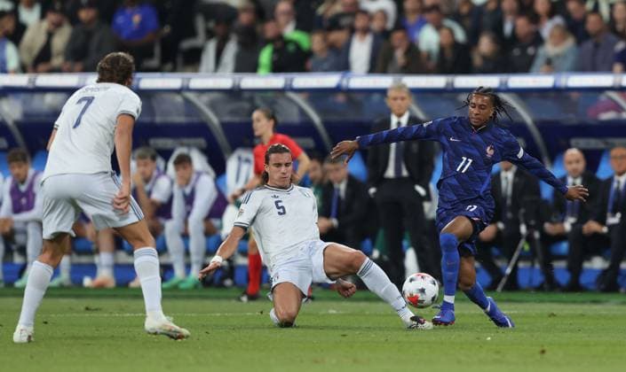 UEFA Nations League - France v Italy PARIS, FRANCE, OCTOBER 02: Michael Olise of France national team, Nationalteam is tackled by Riccardo Calafiori of Italy National Team during The UEFA Nations League Group Stage match in Group A1 between France v Italy at Stade de France Stadium, Paris France, on October 02. (Photo by Daniel Weir) Paris Stade de France FRANCE Copyright: xDanielxWeir SportsxPressxPhotox Sportspressphoto_SPR243910