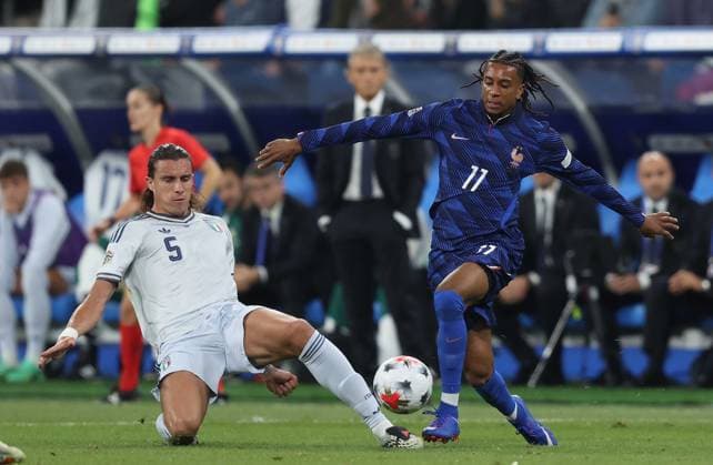 UEFA Nations League - France v Italy PARIS, FRANCE, OCTOBER 02: Michael Olise of France national team, Nationalteam is tackled by Riccardo Calafiori of Italy National Team during The UEFA Nations League Group Stage match in Group A1 between France v Italy at Stade de France Stadium, Paris France, on October 02. (Photo by Daniel Weir) Paris Stade de France FRANCE Copyright: xDanielxWeir SportsxPressxPhotox Sportspressphoto_SPR243916