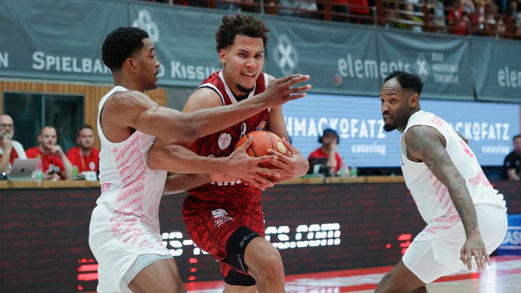 In the photo, from left: Marcus Foster (Telekom Baskets Bonn, 0), Brandon Tischler (Würzburg Baskets, 8) with the ball, and Jeff Garrett Jr. (Telekom Baskets Bonn, 4), February 10, 2026, Fitness First Würzburg Baskets vs. Telekom Baskets Bonn, easyCredit BBL, Matchday 4, Germany, 97072, tectake Arena Würzburg, Copyright: HMBxMedia xJulienxBecker