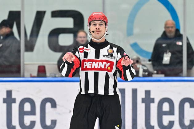 Penny DEL: Augsburger Panther vs. Grizzlys Wolfsburg, October 2, 2026, AUGSBURG, GERMANY OCTOBER 2 Head referee Jackson KOZARI signals for a video review during the Penny DEL match between the Augsburger Panther and the Grizzlys Wolfsburg on Matchday 5 at Curt Frenzel Stadium Copyright: xBEAUTIFULxSPORTS Goldbergx