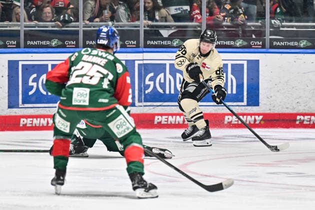 Penny DEL: Augsburger Panther vs. Grizzlys Wolfsburg, October 2, 2026, AUGSBURG, GERMANY OCTOBER 2. Pictured: Tyler MORLEY of the Grizzlys Wolfsburg, No. 86, making a pass during the Penny DEL match between the Augsburger Panther and the Grizzlys Wolfsburg on Matchday 5 at Curt Frenzel Stadium Copyright: xBEAUTIFULxSPORTS Goldbergx