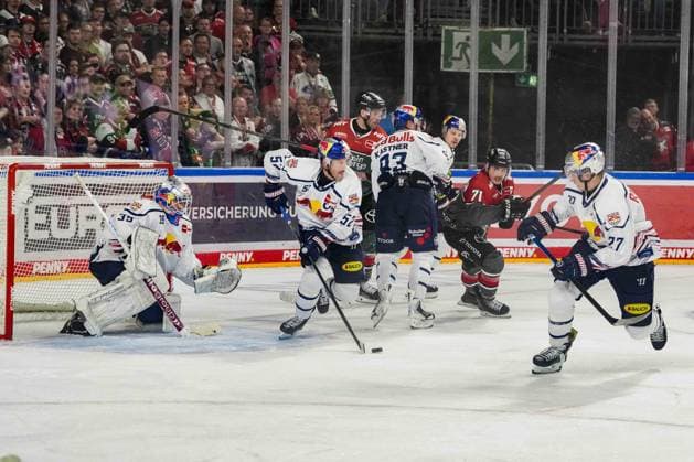 Ice Hockey: Penny DEL, Matchday 5—Cologne Sharks vs. EHC Red Bull Munich on October 2, 2026, at the Lanxess Arena in Cologne. Patrick Hager (Munich), 2nd from the left, quickly passes the puck forward. In accordance with the regulations of the DEL (German Ice Hockey League), the publication and reuse of the footage in electronic media and on devices of any kind during the game is not permitted. xDMx