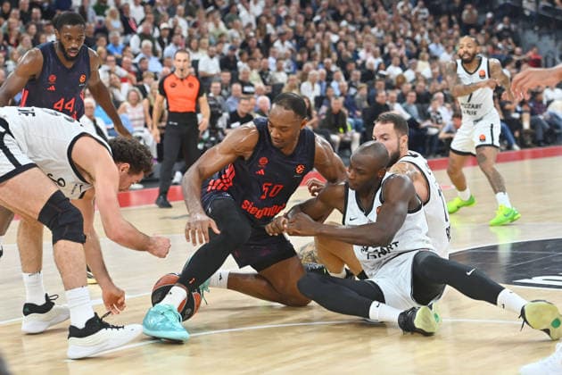 Austin WILEY FCB, Action, Tackle against Partizan Belgrade, re, Battle for the ball on the floor, EuroLeague Basketball, 2026–2027 season, FC Bayern Munich vs. Partizan Belgrade on October 2, 2026, S A P G A R D EN