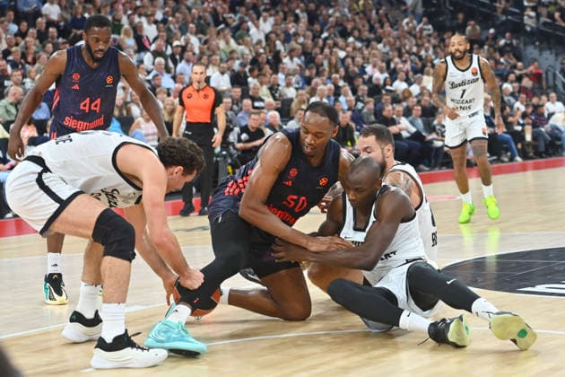 Austin WILEY FCB, Action, Tackle against Partizan Belgrade, re, Battle for the ball on the floor, EuroLeague Basketball, 2026–2027 season, FC Bayern Munich vs. Partizan Belgrade on October 2, 2026, S A P G A R D EN