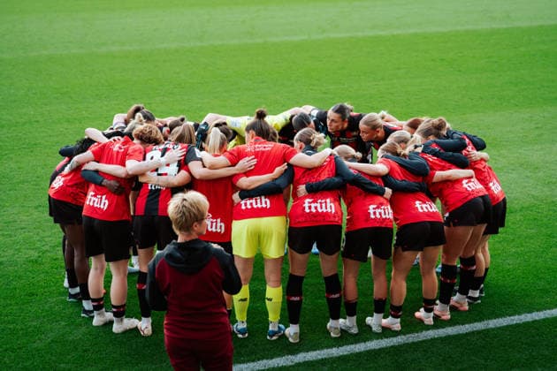 02.10.26, Women, Football, Google Pixel Frauen Bundesliga, Season 2026 2027, Bayer 04 Leverkusen - SV Werder Bremen, Matchday 6 Players of Bayer 04 Leverkusen standing together in a team circle before the match Leverkusen Ulrich-Haberland-Stadion NRW Deutschland